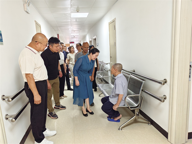 图为调研组在平桂区残疾人康复和托养中心调研